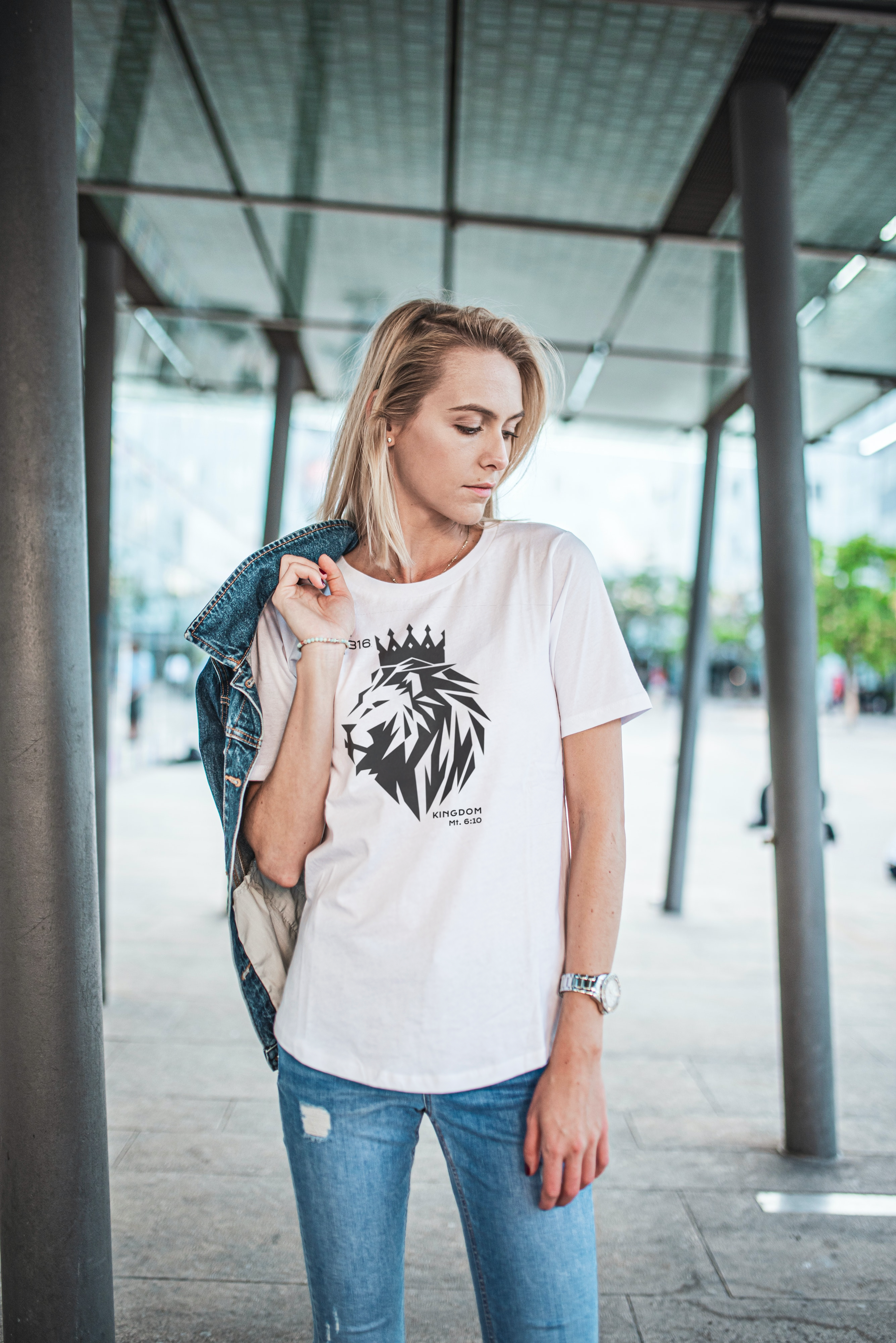 A retro trucker hat in black featuring the word asa prominently displayed on the right front.